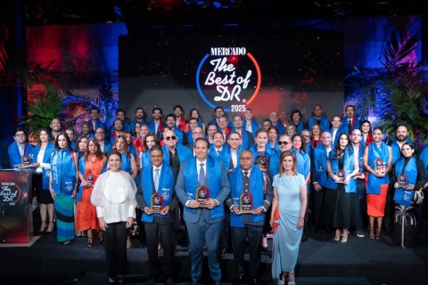 Aeropuerto de Punta Cana recibe galardón “The Best of DR 2025” que otorga la Revista Mercado