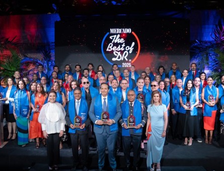 Aeropuerto de Punta Cana recibe galardón “The Best of DR 2025” que otorga la Revista Mercado