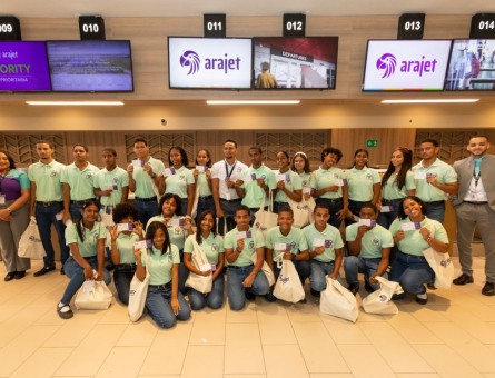Arajet y el Aeropuerto de Punta Cana realizan primera edici&oacute;n de &ldquo;Piloto por un D&iacute;a&rdquo; con j&oacute;venes estudiantes en Punta Cana
