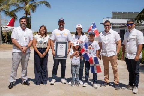 Dominicano impone récords Guinness y visita 30 estadios de MLB llega al país por el Aeropuerto de Punta Cana