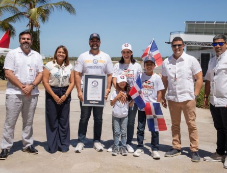 Dominicano impone récords Guinness y visita 30 estadios de MLB llega al país por el Aeropuerto de Punta Cana